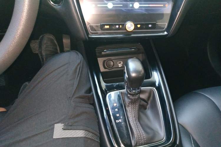 Used Roewe i5 2020 1.5L Automatic 4G Connect Luxury Flagship Edition Gear Lever