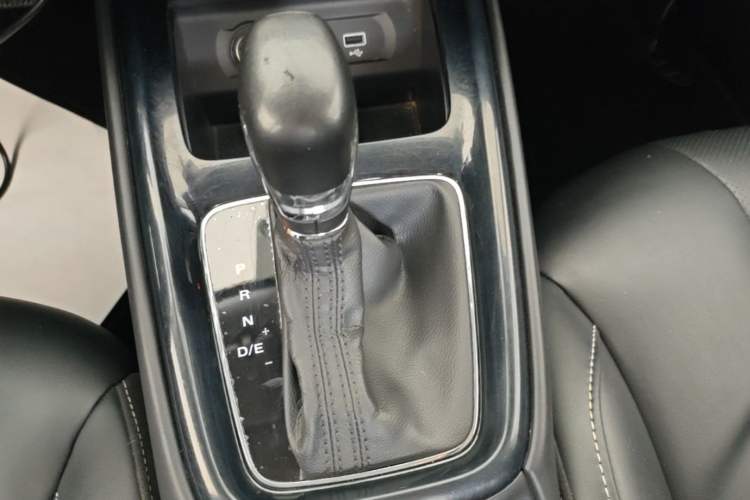 Used Roewe i5 2020 1.5L Automatic 4G Connect Luxury Flagship Edition Gear Lever