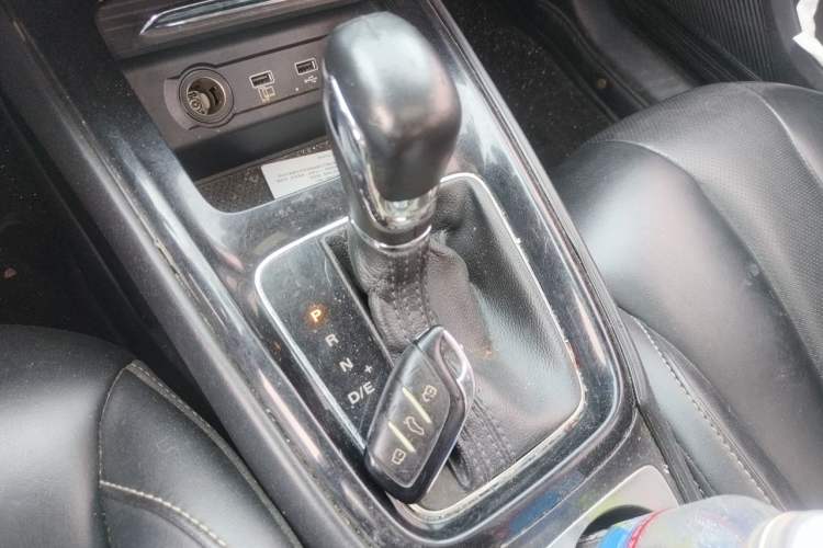 Used Roewe i5 2020 1.5L Automatic 4G Connect Luxury Flagship Edition Gear Lever