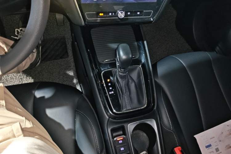 Used Roewe i5 2020 1.5L Automatic 4G Connect Luxury Flagship Edition Gear Lever