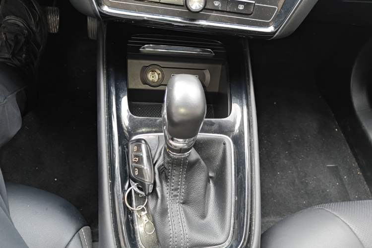 Used Roewe i5 2020 1.5L Automatic 4G Connect Luxury Flagship Edition Gear Lever