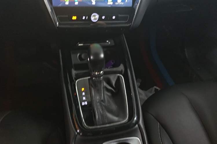 Used Roewe i5 2020 1.5L Automatic 4G Connect Luxury Flagship Edition Gear Lever
