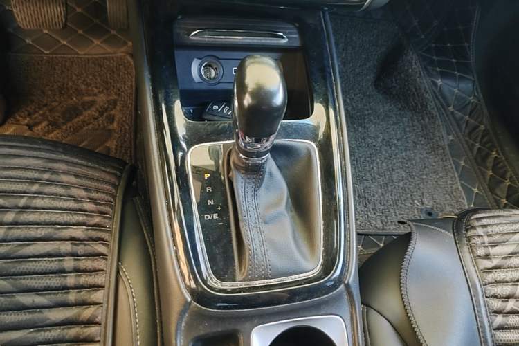 Used Roewe i5 2020 1.5L Automatic 4G Connect Luxury Flagship Edition Gear Lever
