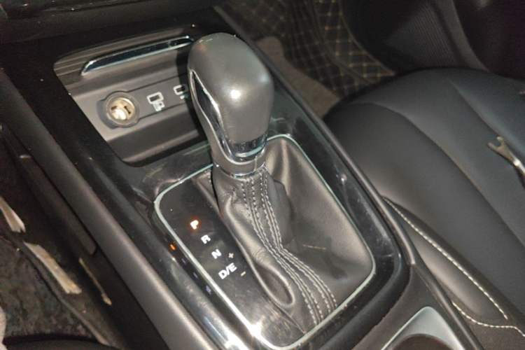 Used Roewe i5 2020 1.5L Automatic 4G Connect Luxury Flagship Edition Gear Lever
