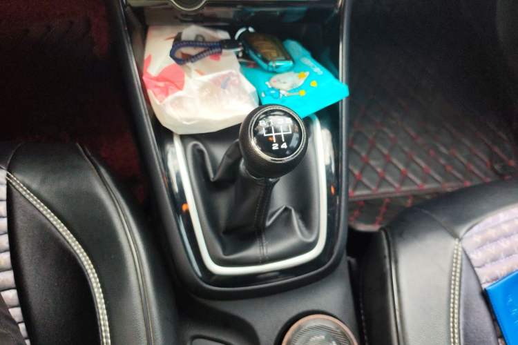 Used Roewe i5 2020 1.5L Manual 4G Connect Luxury Edition Gear Lever