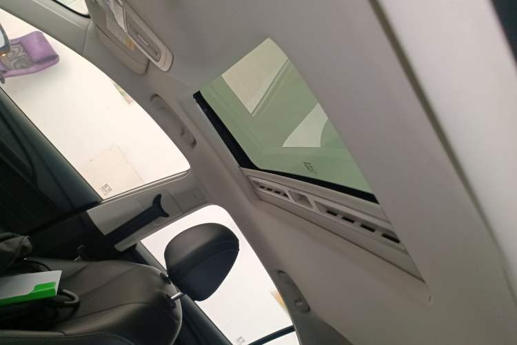 Used Roewe i5 2020 1.5L Automatic 4G Connect Luxury Flagship Edition Headliner