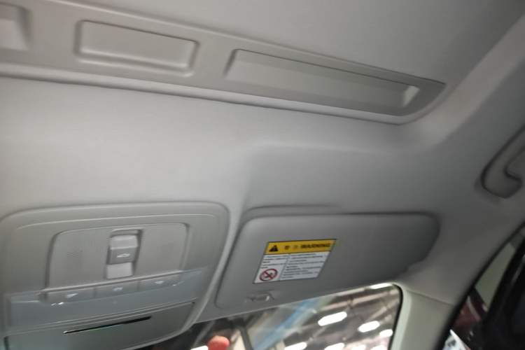 Used Roewe i5 2020 1.5L Automatic 4G Connect Luxury Flagship Edition Headliner
