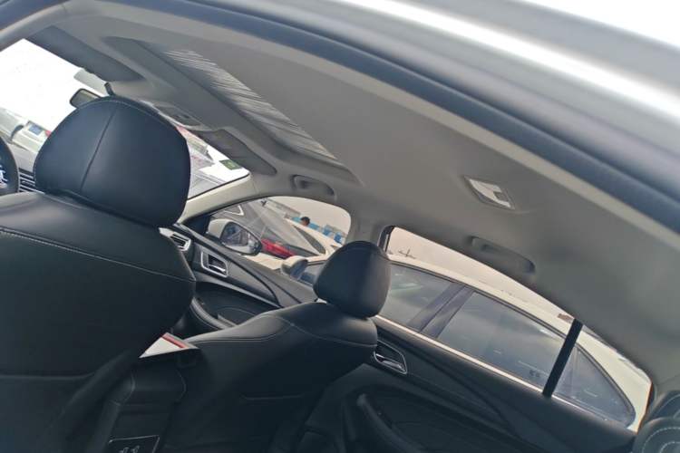 Used Roewe i5 2020 1.5L Automatic 4G Connect Luxury Flagship Edition Headliner