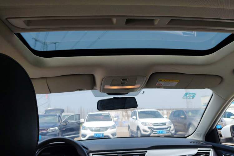 Used Roewe i5 2020 1.5L Automatic 4G Connect Luxury Flagship Edition Headliner
