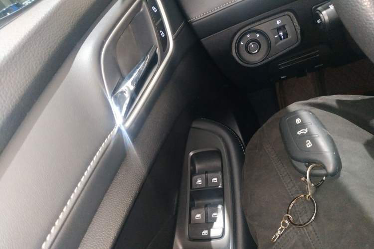 Used Roewe i5 2020 1.5L Automatic 4G Connect Luxury Flagship Edition Interior 1