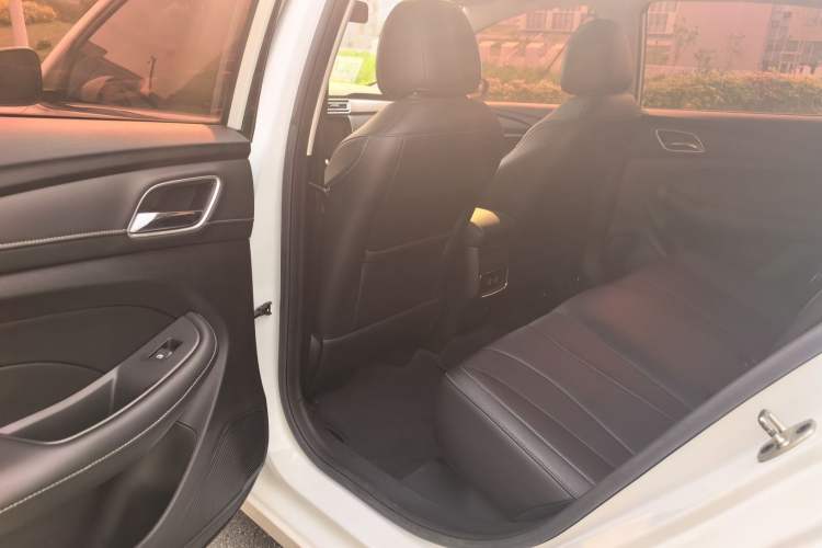 Used Roewe i5 2020 1.5L Automatic 4G Connect Luxury Flagship Edition Interior 2