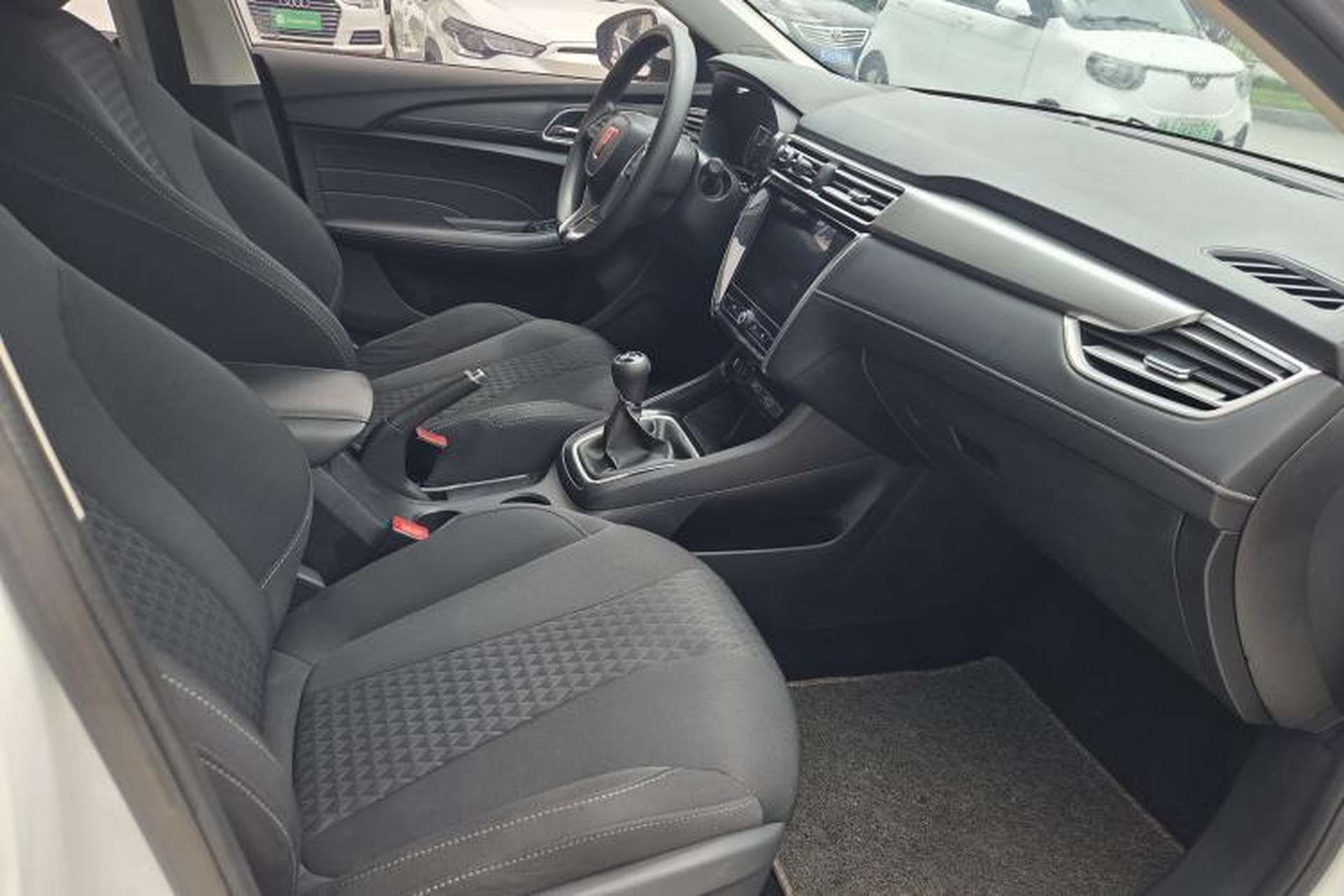 Used Roewe i5 2020 1.5L Manual 4G Connect Luxury Edition Interior 2