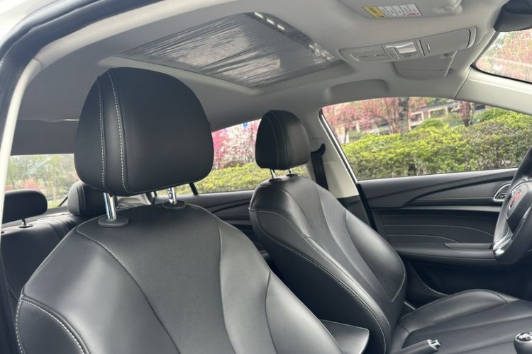 Used Roewe i5 2020 1.5L Manual 4G Connect Leehao Flagship Edition Interior 2