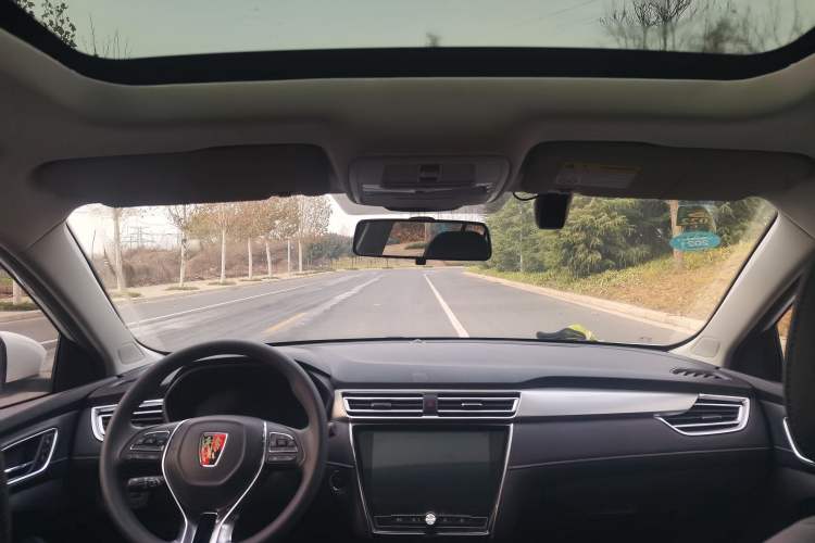 Used Roewe i5 2020 1.5L Automatic 4G Connect Luxury Flagship Edition Interior 2