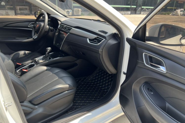 Used Roewe i5 2020 1.5L Automatic 4G Connect Luxury Flagship Edition Interior 3