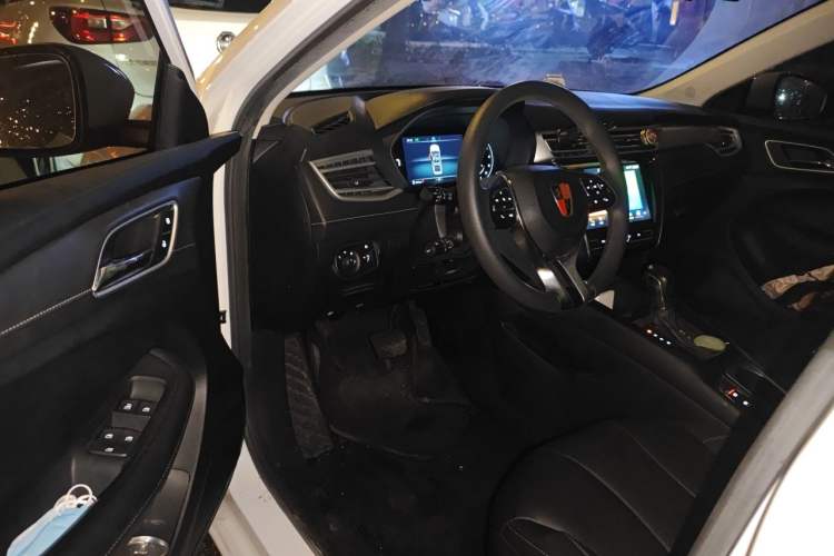 Used Roewe i5 2020 1.5L Automatic 4G Connect Luxury Flagship Edition Interior 3