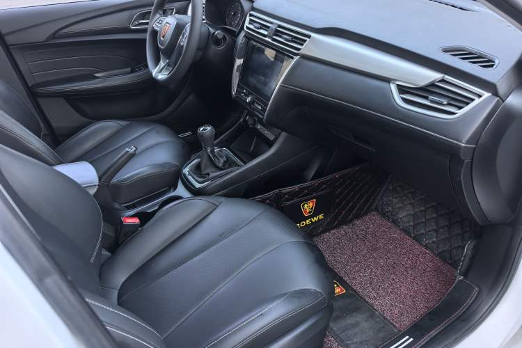 Used Roewe i5 2020 1.5L Manual 4G Connect Leehao Flagship Edition Interior 3