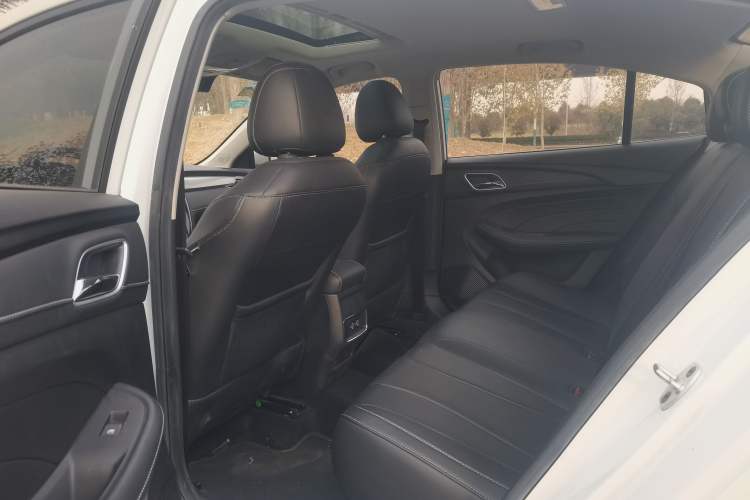 Used Roewe i5 2020 1.5L Automatic 4G Connect Luxury Flagship Edition Interior 3