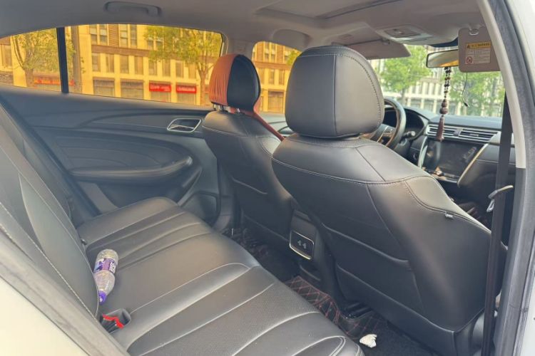 Used Roewe i5 2020 1.5L Automatic 4G Connect Luxury Flagship Edition Interior 3