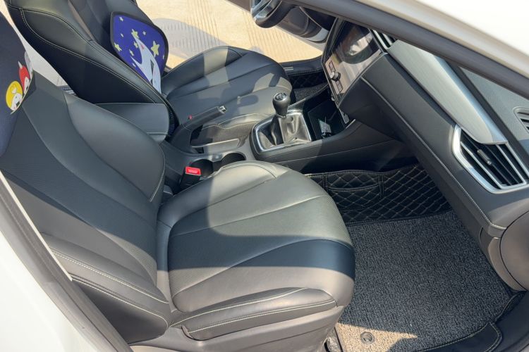 Used Roewe i5 2020 1.5L Manual 4G Connect Leehao Flagship Edition Interior 3