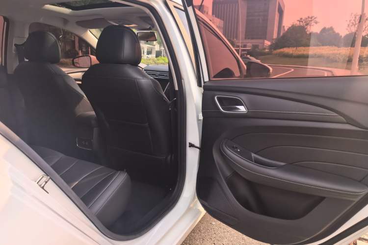 Used Roewe i5 2020 1.5L Automatic 4G Connect Luxury Flagship Edition Interior 4