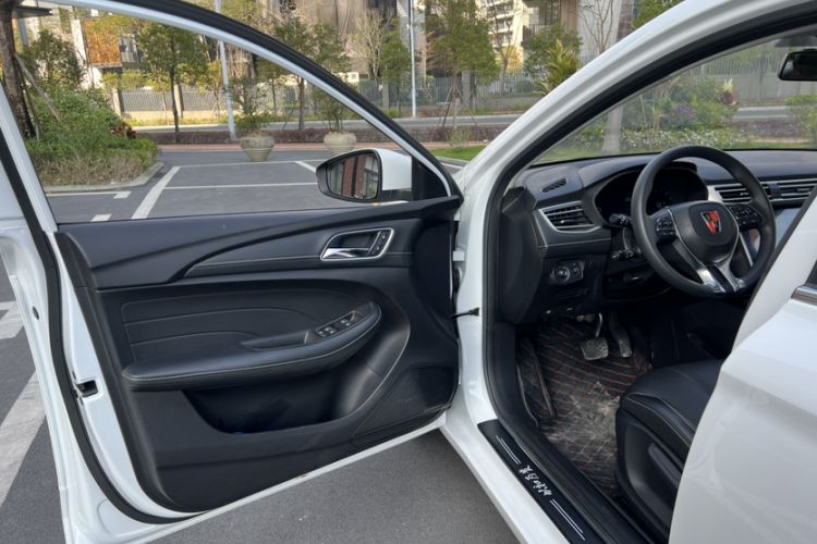 Used Roewe i5 2020 1.5L Automatic 4G Connect Luxury Flagship Edition Interior 4