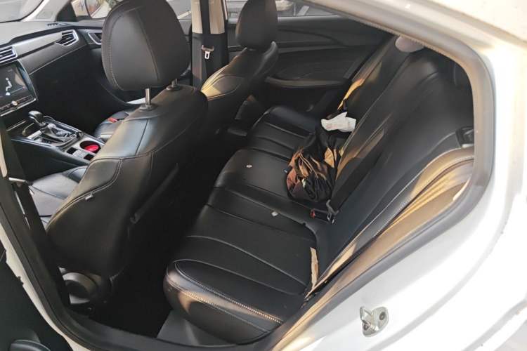 Used Roewe i5 2020 1.5L Automatic 4G Connect Luxury Flagship Edition Interior 4