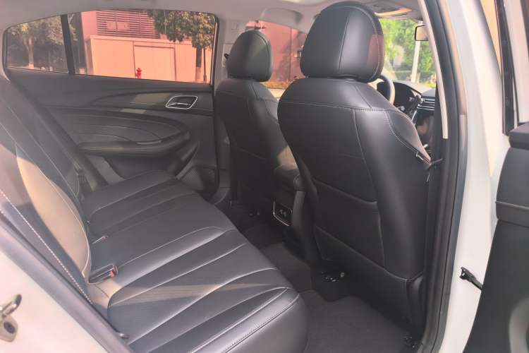 Used Roewe i5 2020 1.5L Automatic 4G Connect Luxury Flagship Edition Interior 5