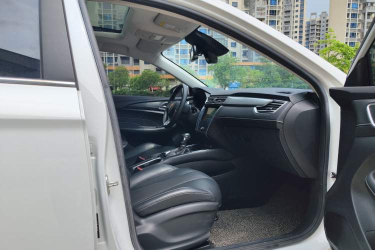 Used Roewe i5 2020 1.5L Automatic 4G Connected Leading Intelligent Driving Edition Interior 5