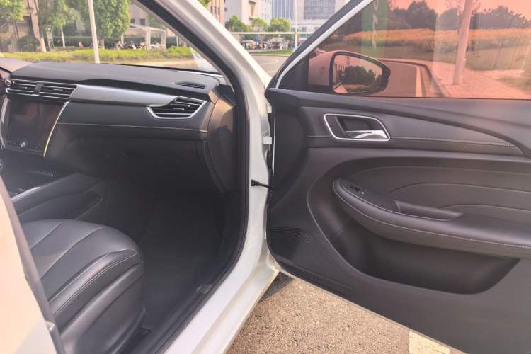 Used Roewe i5 2020 1.5L Automatic 4G Connect Luxury Flagship Edition Interior 6