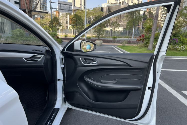 Used Roewe i5 2020 1.5L Automatic 4G Connect Luxury Flagship Edition Interior 6