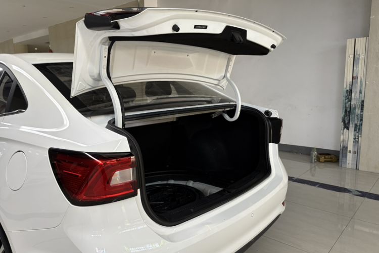 Used Roewe i5 2020 1.5L Automatic 4G Connect Luxury Flagship Edition Interior 6