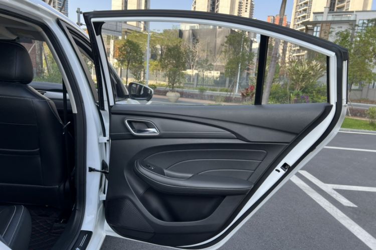Used Roewe i5 2020 1.5L Automatic 4G Connect Luxury Flagship Edition Interior 7