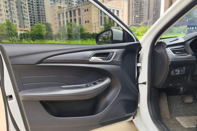 Used Roewe i5 2020 1.5L Automatic 4G Connected Leading Intelligent Driving Edition Interior 8