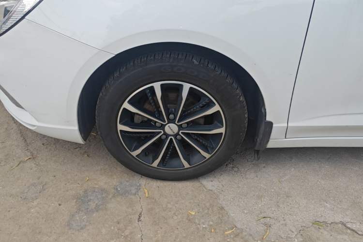 Used Roewe i5 2020 1.5L Automatic 4G Connect Luxury Flagship Edition Left Front Wheel Hub