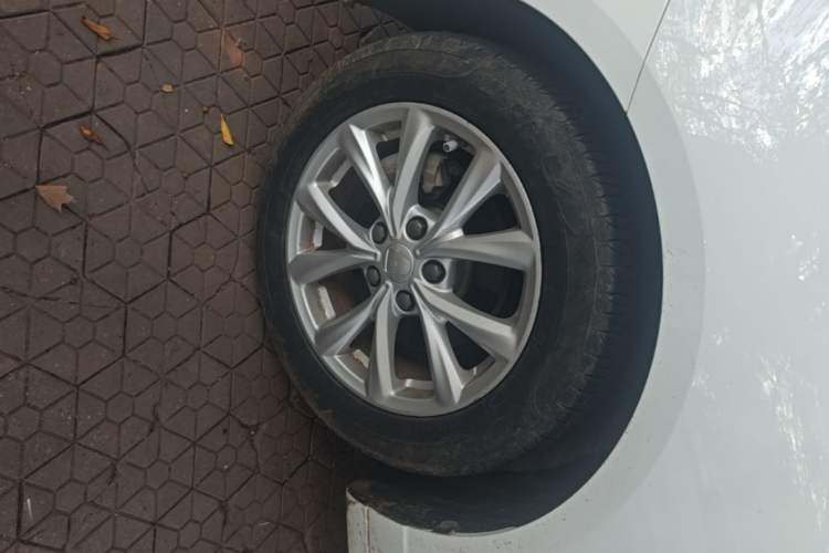 Used Roewe i5 2020 1.5L Automatic 4G Connected Linghao Edition Left Front Wheel Hub