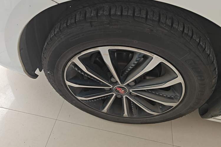 Used Roewe i5 2020 1.5L Automatic 4G Connect Luxury Flagship Edition Left Front Wheel Hub