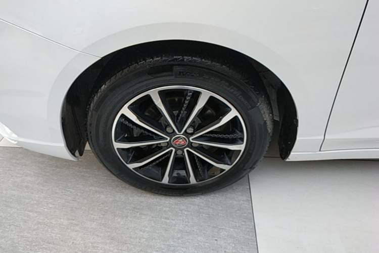 Used Roewe i5 2020 1.5L Automatic 4G Connect Luxury Flagship Edition Left Front Wheel Hub