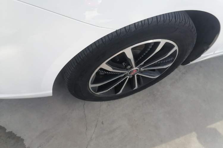 Used Roewe i5 2020 1.5L Automatic 4G Connected Leading Intelligent Driving Edition Left Front Wheel Hub
