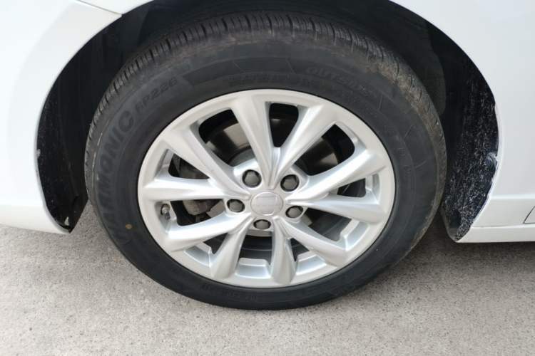 Used Roewe i5 2020 1.5L Automatic 4G Connected Linghao Edition Left Front Wheel Hub