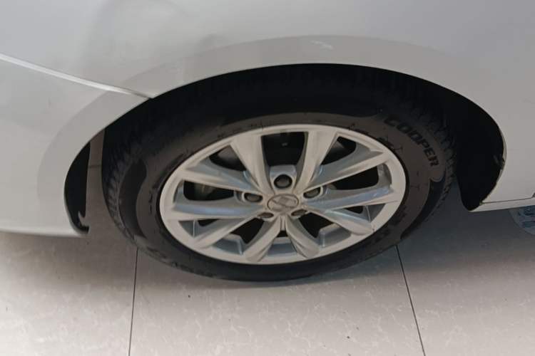 Used Roewe i5 2020 1.5L Automatic 4G Connected Linghao Edition Left Front Wheel Hub
