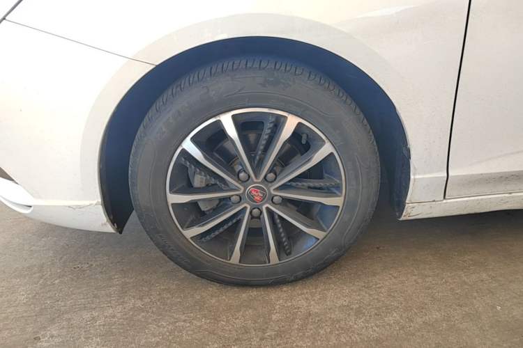 Used Roewe i5 2020 1.5L Automatic 4G Connect Luxury Flagship Edition Left Front Wheel Hub