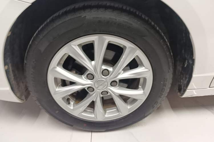 Used Roewe i5 2020 1.5L Automatic 4G Connected Linghao Edition Left Front Wheel Hub