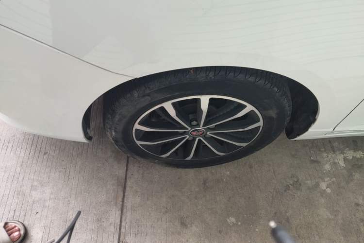 Used Roewe i5 2020 1.5L Automatic 4G Connect Luxury Flagship Edition Left Front Wheel Hub