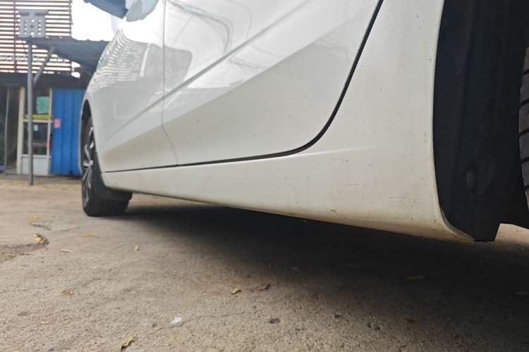 Used Roewe i5 2020 1.5L Automatic 4G Connect Luxury Flagship Edition Left Side Sill