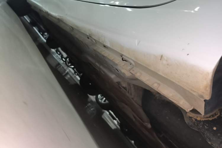 Used Roewe i5 2020 1.5L Automatic 4G Connected Linghao Edition Left Side Sill