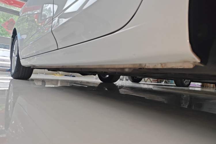 Used Roewe i5 2020 1.5L Automatic 4G Connected Linghao Edition Left Side Sill