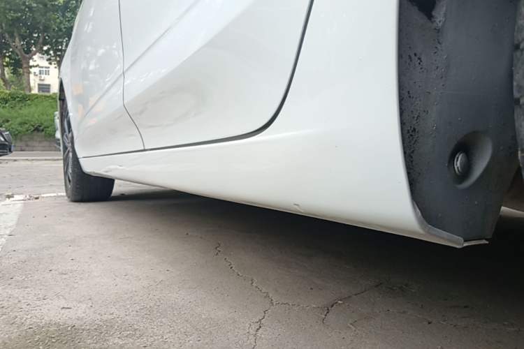 Used Roewe i5 2020 1.5L Automatic 4G Connect Luxury Flagship Edition Left Side Sill