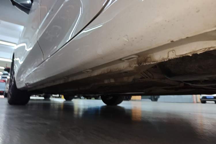 Used Roewe i5 2020 1.5L Automatic 4G Connect Luxury Flagship Edition Left Side Sill