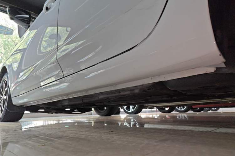 Used Roewe i5 2020 1.5L Automatic 4G Connect Luxury Flagship Edition Left Side Sill